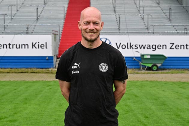 07.07.2026, Fußball, Herren, 2.BL (Bundesliga), Saison 2026 2027, Holstein Kiel, KSV, Media Day, Portraitshooting, Mannschaftsshooting Physioterapeut David Hallmann Kiel Holstein-Stadion Schleswig-Holstein Deutschland *** July 7, 2026, Soccer, Men s, 2nd Division Bundesliga, 2026–2027 Season, Holstein Kiel, KSV, Media Day, Portrait Shoot, Team Photo Shoot, Physical Therapist David Hallmann, Kiel Holstein Stadium, Schleswig-Holstein, Germany