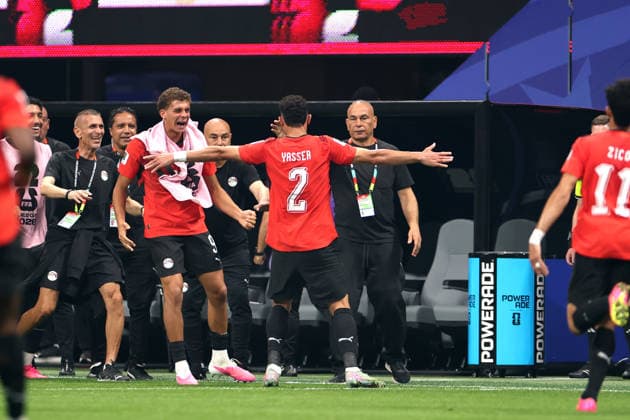 Argentina v Egypt FIFA World Cup, WM, Weltmeisterschaft, Fussball 07 July 2026 Atlanta - Fifa World Cup round of 16 - Argentina v Egypt - Yasser Ibrahim of Egypt celebrates with Hossam Hassan, Head Coach of Egypt, after scoring the opening goal - (Photo by Charlotte Wilson). Atlanta Georgia USA *** Argentinien gegen Ägypten – FIFA-Weltmeisterschaft, 7. Juli 2026, Atlanta – Achtelfinale der FIFA-Weltmeisterschaft: Argentinien gegen Ägypten – Yasser Ibrahim aus Ägypten feiert nach seinem Führungstreffer gemeinsam mit Hossam Hassan, dem Cheftrainer der ägyptischen Nationalmannschaft. Foto: Charlotte Wilson, Atlanta, Georgia, USA  Copyright: xCharlottexWilsonxOffside