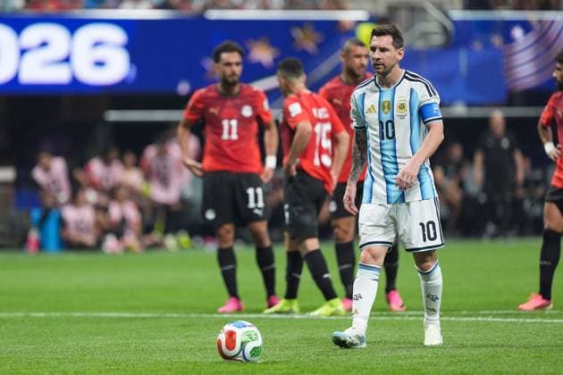 Lionel Messi of Argentina prepares to take a penalty Argentina v Egypt, 2026 FIFA World Cup, WM, Weltmeisterschaft, Fussball Group of 16, Football, Atlanta Stadium, Atlanta, Georgia, USA - 07 Jul 2026Atlanta Mercedes-Benz Stadium Georgia (GA) United States of America  Copyright: xIsmaelxAdnan Shutterstockx 16981208be