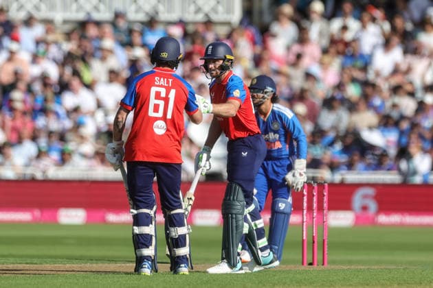Third Vitality T20 International England v India Jos Buttler of England celebrates his six with Phil Salt of England during the Third Vitality T20 international match, Länderspiel, Nationalmannschaft England vs India at Trent Bridge, Nottingham, United Kingdom on 07 July 2026 (Photo by Mark Cosgrove News Images) Nottingham Trent Bridge Nottinghamshire United Kingdom Copyright: xMarkxCosgrove NewsxImagesx