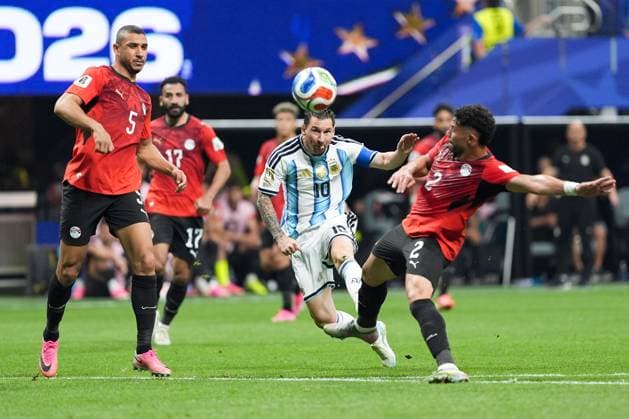 Lionel Messi of Argentina and Yasser Ibrahim of Egypt Argentina v Egypt, 2026 FIFA World Cup, WM, Weltmeisterschaft, Fussball Group of 16, Football, Atlanta Stadium, Atlanta, Georgia, USA - 07 Jul 2026Atlanta Mercedes-Benz Stadium Georgia (GA) United States of America  Copyright: xIsmaelxAdnan Shutterstockx 16981208bo