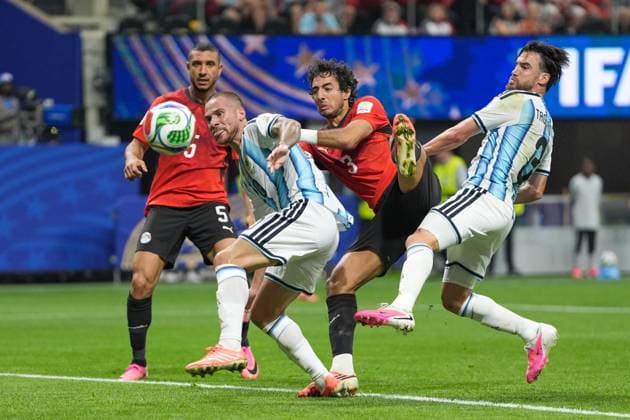 Alexis Mac Allister of Argentina, Mohamed Hany of Egypt and Nicolas Tagliafico of Argentina Argentina v Egypt, 2026 FIFA World Cup, WM, Weltmeisterschaft, Fussball Group of 16, Football, Atlanta Stadium, Atlanta, Georgia, USA - 07 Jul 2026Atlanta Mercedes-Benz Stadium Georgia (GA) United States of America  Copyright: xIsmaelxAdnan Shutterstockx 16981208bt