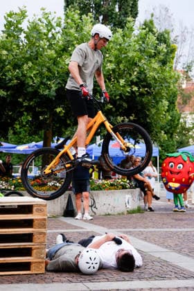 CYCLING - Oesterreich Rundfahrt 2026 GRAZ,AUSTRIA,07.JUL.26 - CYCLING - Tour of Austria, team presentation. Image shows stunt cyclist event.  GEPAxpictures xJamesxDoak