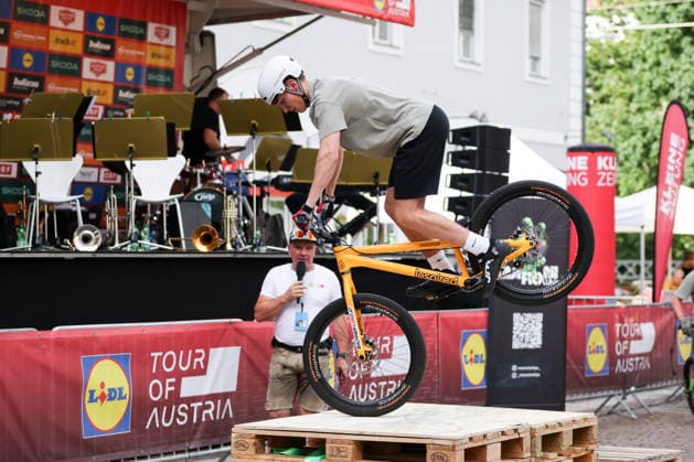 CYCLING - Oesterreich Rundfahrt 2026 GRAZ,AUSTRIA,07.JUL.26 - CYCLING - Tour of Austria, team presentation. Image shows stunt cyclist event.  GEPAxpictures xJamesxDoak