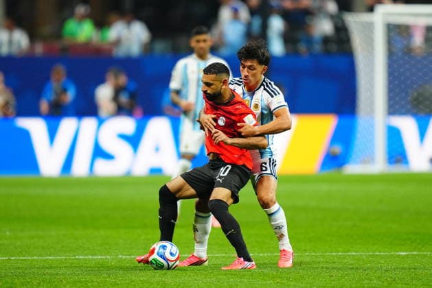 Argentina v Egypt - FIFA World Cup, WM, Weltmeisterschaft, Fussball 2026 - Round of 16 ATLANTA, USA - JULY 07: Lisandro Martinez (6) of Argentina in action against Mohamed Salah (10) of Egypt during the 2026 FIFA World Cup Round of 16 match between Argentina and Egypt at Mercedes-Benz Stadium (Atlanta Stadium) in Atlanta, Georgia, United States on July 07, 2026. Evrim Aydin Anadolu Georgia United States. Editorial use only. Please get in touch for any other usage.  Copyright: x2026xAnadoluxEvrimxAydinx