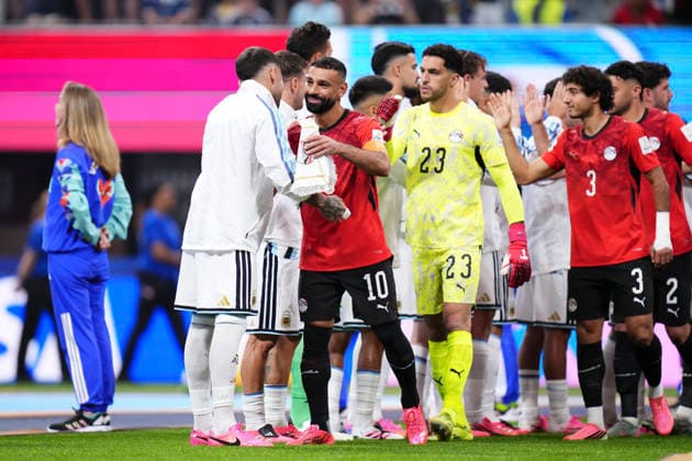 July 7, 2026, Atlanta, Georgia, United States: Mohamed Salah of Egypy shakes hands with Nicolas Otamendi of Argentina during the FIFA World Cup, WM, Weltmeisterschaft, Fussball 2026 Round of 16 match between Argentina and Egypt at Atlanta Stadium on July 07, 2026 in Atlanta, Georgia. Argentina V Egypt: Round Of 16 - FIFA World Cup 2026  - ZUMAa181 20260707_zaa_a181_021 Copyright: xJosexBretonx