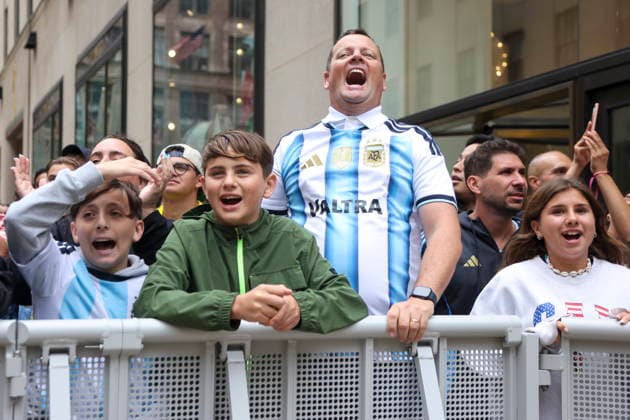 FIFA World Cup, WM, Weltmeisterschaft, Fussball 2026 - Watch party in New York Argentina fans watch a public broadcast of the FIFA World Cup 2026 Round of 16 match Argentina against Egypt at the NYNJ World Cup 26 & Telemundo Fan Village at Rockefeller Center in New York, New York, USA, 07 July 2026. NEW YORK NEW YORK UNITED STATES  Copyright: xSARAHxYENESELx
