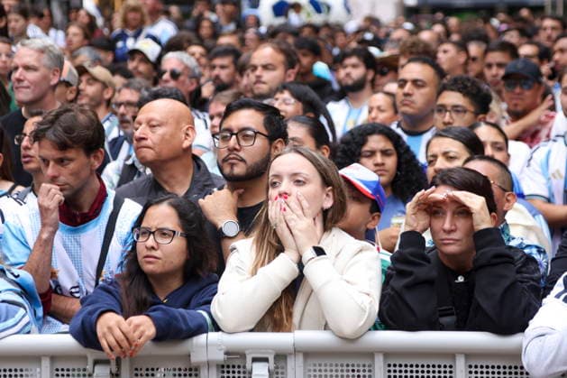 FIFA World Cup, WM, Weltmeisterschaft, Fussball 2026 - Watch party in New York Argentina fans watch a public broadcast of the FIFA World Cup 2026 Round of 16 match Argentina against Egypt at the NYNJ World Cup 26 & Telemundo Fan Village at Rockefeller Center in New York, New York, USA, 07 July 2026. NEW YORK NEW YORK UNITED STATES  Copyright: xSARAHxYENESELx