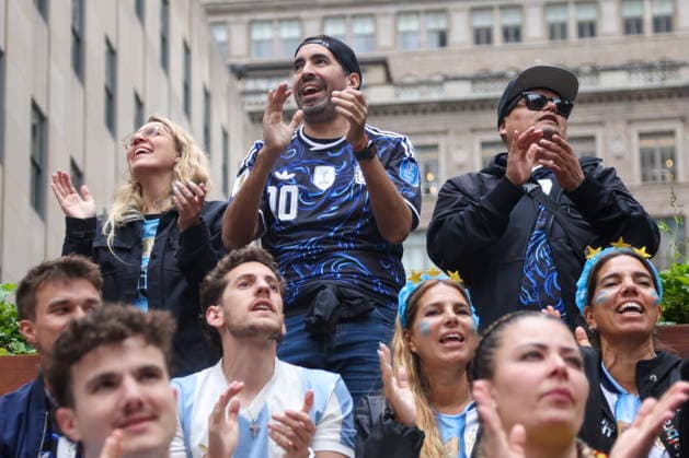 FIFA World Cup, WM, Weltmeisterschaft, Fussball 2026 - Watch party in New York Argentina fans watch a public broadcast of the FIFA World Cup 2026 Round of 16 match Argentina against Egypt at the NYNJ World Cup 26 & Telemundo Fan Village at Rockefeller Center in New York, New York, USA, 07 July 2026. NEW YORK NEW YORK UNITED STATES  Copyright: xSARAHxYENESELx
