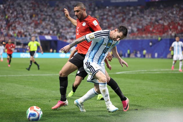 Argentina v Egypt FIFA World Cup, WM, Weltmeisterschaft, Fussball 07 July 2026 Atlanta - Fifa World Cup round of 16 - Argentina v Egypt - Ramy Rabia of Egypt and Lionel Messi of Argentina - (Photo by Charlotte Wilson). Atlanta Georgia USA *** Argentinien gegen Ägypten – FIFA-Weltmeisterschaft, 7. Juli 2026, Atlanta – Achtelfinale der FIFA-Weltmeisterschaft: Argentinien gegen Ägypten – Ramy Rabia aus Ägypten und Lionel Messi aus Argentinien. Foto: Charlotte Wilson, Atlanta, Georgia, USA  Copyright: xCharlottexWilsonxOffside
