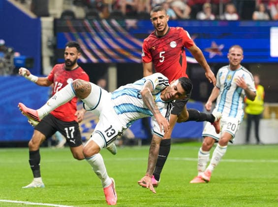 Cristian Romero (Argentinien, 13) liegt nach einer verpassten Torchance auf dem Rasen. Mohanad Lasheen (Aegypten, 17) und Ramy Rabia (Aegypten, 5) schauen zu. USA, FIFA Weltmeisterschaft, Achtelfinale, Argentinien vs Aegypten, Atlanta, 07.07.2026 FIFA Weltmeisterschaft, Achtelfinale, Argentinien vs Aegypten, Atlanta, 07.07.2026 Atlanta *** Cristian Romero of Argentina, 13, lies on the field after missing a scoring opportunity; Mohanad Lasheen of Egypt, 17, and Ramy Rabia of Egypt, 5, look on. USA, FIFA World Cup, Round of 16, Argentina vs. Egypt, Atlanta, July 7, 2026 FIFA World Cup, Round of 16, Argentina vs. Egypt, Atlanta, July 7, 2026 Atlanta Copyright: xEibner-Pressefoto ScottxColemanx EP_SCN