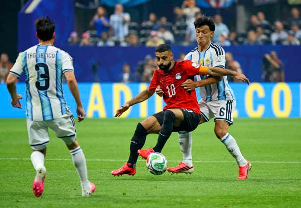 07.07.2026, Fussball Weltmeisterschaft 2026 in den USA, Achtelfinale, Argentinien - Ägypten, im Mercedes-Benz Stadium (Atlanta, GA), v.li: Mohamed Salah (Argentinien) gegen Lisandro Martinez (Argentinien). ***FIFA regulations prohibit any use of photographs as image sequences and or quasi-video. EDITORIAL USE ONLY*** *** July 7, 2026, 2026 FIFA World Cup in the U.S., Round of 16, Argentina vs. Egypt, at Mercedes-Benz Stadium in Atlanta, GA; from left: Mohamed Salah (Argentina) vs. Lisandro Martínez (Argentina) ***FIFA regulations prohibit any use of photographs as image sequences and or quasi-video. EDITORIAL USE ONLY***