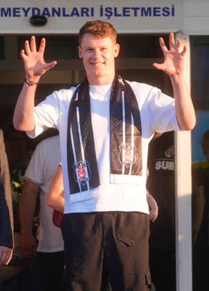 Goalkeeper Alexander Nubel in Istanbul for Besiktas ISTANBUL, TURKIYE - JULY 7: German goalkeeper Alexander Nubel, with whom Besiktas has announced an agreement in principle, poses for a photo after arriving at Ataturk Airport General Aviation Terminal in Istanbul, Turkiye, on July 7, 2026. Erhan Elaldi Anadolu Istanbul Turkey. Editorial use only. Please get in touch for any other usage.  Copyright: x2026xAnadoluxErhanxElaldix