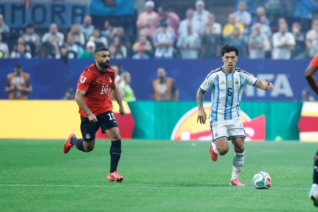 ATLANTA STADIUM GEORGIA USA 07.07.2026 MISTRZOSTWA SWIATA 2026 W PILKA NOZNA W USA MECZ GRUPA 1 8 ARGENTINA ARGENTYNA I AND EGYPT EGIPT FIFA World Cup, WM, Weltmeisterschaft, Fussball 2026 Round of 16 match between Argentina and Egypt at Atlanta Stadium in Atlanta, Georgia on July 07, 2026. N Z Egypt forward Mohamed Salah 10 Argentina defender Lisandro Martinez 6 FOT. KAMIL KRZACZYNSKI NEWSPIX.PL PILKA NOZNA FIFA WORLD CUP 2026 MS MISTRZOSTWA SWIATA W PILCE NOZNEJ MUNDIAL USA KANADA MEKSYK 2026 --- newspix.pl  KSK