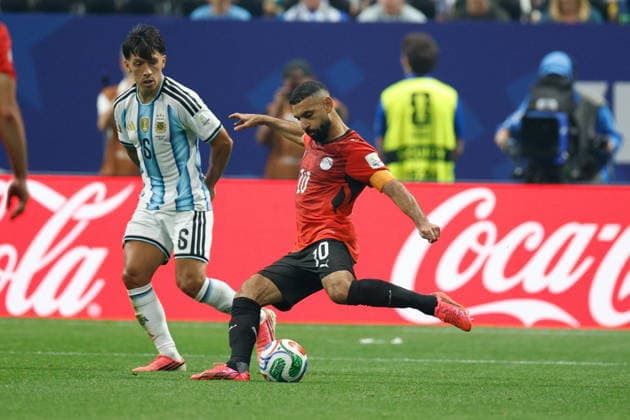 ATLANTA STADIUM GEORGIA USA 07.07.2026 MISTRZOSTWA SWIATA 2026 W PILKA NOZNA W USA MECZ GRUPA 1 8 ARGENTINA ARGENTYNA I AND EGYPT EGIPT FIFA World Cup, WM, Weltmeisterschaft, Fussball 2026 Round of 16 match between Argentina and Egypt at Atlanta Stadium in Atlanta, Georgia on July 07, 2026. N Z Argentina defender Lisandro Martinez 6 Egypt forward Mohamed Salah 10 KAMIL KRZACZYNSKI PILKA NOZNA FIFA WORLD CUP 2026 MS MISTRZOSTWA SWIATA W PILCE NOZNEJ MUNDIAL USA KANADA MEKSYK 2026 --- newspix.pl  KSK