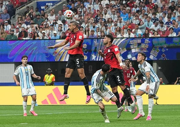 (260708) -- ATLANTA, July 8, 2026 -- Ramy Rabia (top) of Egypt heads for the ball during the round of 16 match between Argentina and Egypt at the 2026 FIFA World Cup, WM, Weltmeisterschaft, Fussball at Atlanta Stadium in Atlanta, the United States, July 7, 2026. ) (SP)U.S.-ATLANTA-FOOTBALL-FIFA WORLD CUP-ROUND OF 16-ARG VS EGY HuangxZongzhi 