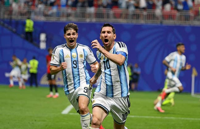 07.07.2026, Fussball Weltmeisterschaft 2026 in den USA, Achtelfinale, Argentinien - Ägypten, im Mercedes-Benz Stadium (Atlanta, GA), Torjubel Lionel Messi (re, Argentinien) mit Julian Alvarez (li, Argentinien). ***FIFA regulations prohibit any use of photographs as image sequences and or quasi-video. EDITORIAL USE ONLY*** *** July 7, 2026, 2026 FIFA World Cup in the U.S., Round of 16, Argentina vs. Egypt, at Mercedes-Benz Stadium in Atlanta, GA, Lionel Messi (right) celebrates a goal; Argentina’s Julian Alvarez (left); Argentina ***FIFA regulations prohibit any use of photographs as image sequences and or quasi-video. EDITORIAL USE ONLY***