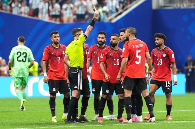 Marawan Attia of Egypt receives a yellow card Argentina v Egypt, 2026 FIFA World Cup, WM, Weltmeisterschaft, Fussball Group of 16, Football, Atlanta Stadium, Atlanta, Georgia, USA - 07 Jul 2026Atlanta Mercedes-Benz Stadium Georgia (GA) United States of America  Copyright: xIsmaelxAdnan Shutterstockx 16981208dk