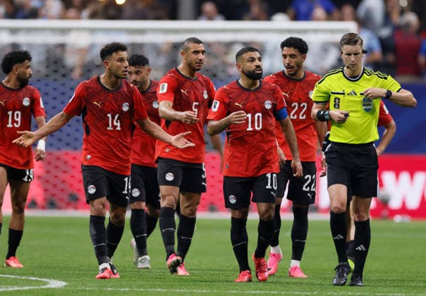 Argentina v Egypt: Round of 16 - FIFA World Cup, WM, Weltmeisterschaft, Fussball 2026 Mohamed Salah and team-mates of Egypt complain to Referee Francois Letexier during the FIFA World Cup 2026 Round of 16 match between Argentina and Egypt at Atlanta Stadium on July 7, 2026 in Atlanta, United States. Atlanta Atlanta Stadium GA United States Copyright: xAllstarxPicturexLibraryxLtdx