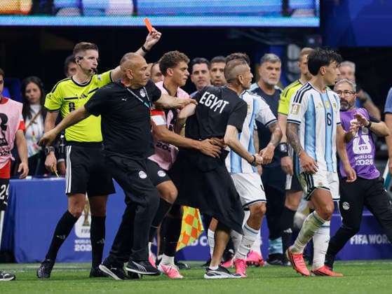 Argentina v Egypt: Round of 16 - FIFA World Cup, WM, Weltmeisterschaft, Fussball 2026 Hossam Hassan, Head Coach of Egypt tries to restrain his bench as Referee Francois Letexier shows a red car to a member of the Egypt bench during the FIFA World Cup 2026 Round of 16 match between Argentina and Egypt at Atlanta Stadium on July 7, 2026 in Atlanta, United States. Atlanta Atlanta Stadium GA United States Copyright: xAllstarxPicturexLibraryxLtdx