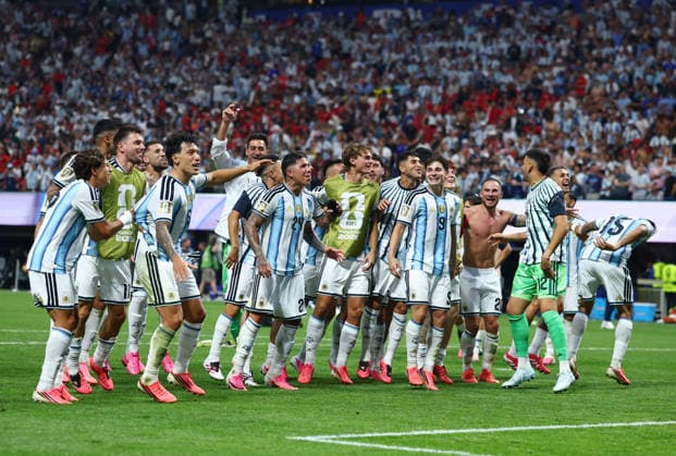 Argentina players celebrate after defeating Egypt 3-2 in a Round of 16 FIFA World Cup, WM, Weltmeisterschaft, Fussball match at Atlanta Stadium in Atlanta, Georgia, on Tuesday, July 7, 2026. With the victory, Argentina advances to the quarterfinals.  ATL20260707919 CHRISTIANxBRUNSKILL