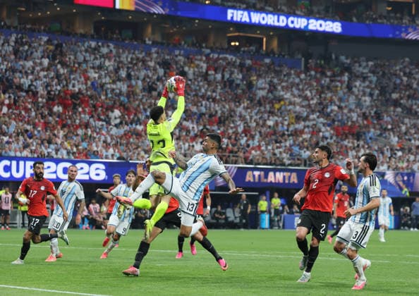 Argentina v Egypt: Round of 16 - FIFA World Cup, WM, Weltmeisterschaft, Fussball 2026 Mostafa Shobeir, goalkeeper of Egypt grabs the ball from Cristian Romero of Argentina during the FIFA World Cup 2026 Round of 16 match between Argentina and Egypt at Atlanta Stadium on July 7, 2026 in Atlanta, United States. Atlanta Atlanta Stadium GA United States Copyright: xAllstarxPicturexLibraryxLtdx