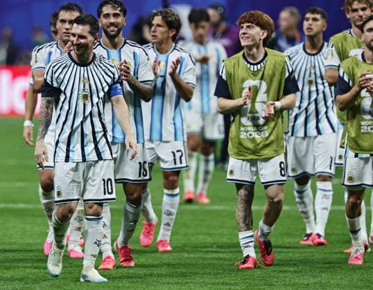 FIFA World Cup, WM, Weltmeisterschaft, Fussball 2026 - Round of 16 - Argentina vs Egypt Lionel Messi of Argentina (L) and teammates applaud to supporters after winning the FIFA World Cup 2026 Round of 16 match Argentina against Egypt, in Atlanta, USA, 07 July 2026. ATLANTA United States  Copyright: xRONALDxWITTEKx