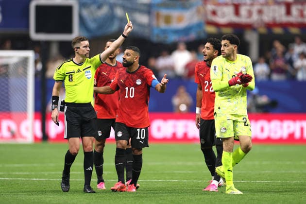 Argentina v Egypt FIFA World Cup, WM, Weltmeisterschaft, Fussball 07 July 2026 Atlanta - Fifa World Cup round of 16 - Argentina v Egypt - Mohamed Salah of Egypt protests as referee Francois Letexier shows the yellow card to Mostafa Shoubir of Egypt - (Photo by Charlotte Wilson). Atlanta Georgia USA *** Argentinien gegen Ägypten – FIFA-Weltmeisterschaft, 7. Juli 2026, Atlanta – Achtelfinale der FIFA-Weltmeisterschaft: Argentinien gegen Ägypten. Mohamed Salah aus Ägypten protestiert, als Schiedsrichter François Letexier Mostafa Shoubir aus Ägypten die gelbe Karte zeigt. Foto: Charlotte Wilson, Atlanta, Georgia, USA  Copyright: xCharlottexWilsonxOffside