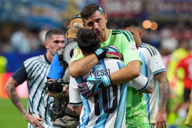 Lionel Messi of Argentina and Emiliano Martinez of Argentina hug at the final whistle Argentina v Egypt, 2026 FIFA World Cup, WM, Weltmeisterschaft, Fussball Group of 16, Football, Atlanta Stadium, Atlanta, Georgia, USA - 07 Jul 2026Atlanta Mercedes-Benz Stadium Georgia (GA) United States of America  Copyright: xIsmaelxAdnan Shutterstockx 16981208el