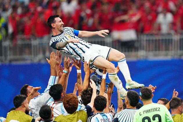 Argentina v Egypt - FIFA World Cup, WM, Weltmeisterschaft, Fussball 2026 - Round of 16 ATLANTA, USA - JULY 07: Lionel Messi (10) of Argentina is lifted by teammates as they celebrate after winning the 2026 FIFA World Cup Round of 16 match between Argentina and Egypt at Mercedes-Benz Stadium (Atlanta Stadium) in Atlanta, Georgia, United States on July 07, 2026. Evrim Aydin Anadolu Georgia United States. Editorial use only. Please get in touch for any other usage.  Copyright: x2026xAnadoluxEvrimxAydinx