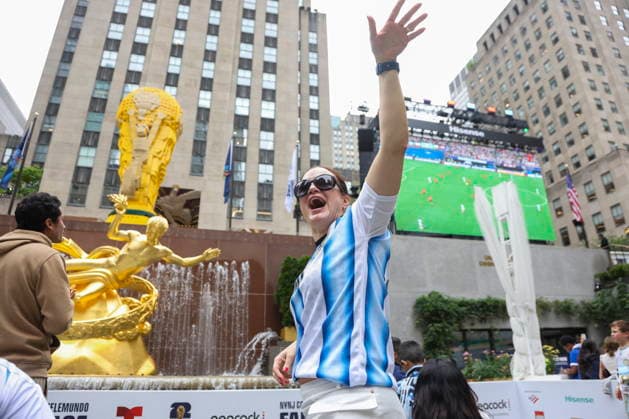FIFA World Cup, WM, Weltmeisterschaft, Fussball 2026 - Watch party Argentina vs Egypt Argentina fans react to Argentina scoring a goal during the Argentina vs Egypt game at the NYNJ World Cup 26 & Telemundo Fan Village at Rockefeller Center in New York, New York, USA, 07 July 2026. NEW YORK NEW YORK UNITED STATES  Copyright: xSARAHxYENESELx