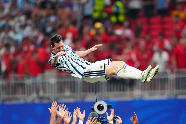 Argentina v Egypt - FIFA World Cup, WM, Weltmeisterschaft, Fussball 2026 - Round of 16 ATLANTA, USA - JULY 07: Lionel Messi (10) of Argentina is lifted by teammates as they celebrate after winning the 2026 FIFA World Cup Round of 16 match between Argentina and Egypt at Mercedes-Benz Stadium (Atlanta Stadium) in Atlanta, Georgia, United States on July 07, 2026. Evrim Aydin Anadolu Georgia United States. Editorial use only. Please get in touch for any other usage.  Copyright: x2026xAnadoluxEvrimxAydinx