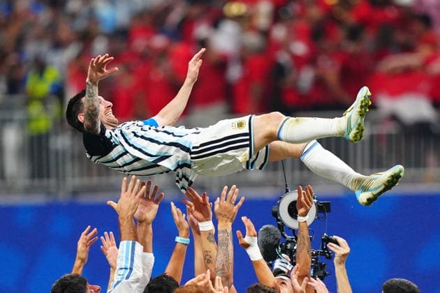 Argentina v Egypt - FIFA World Cup, WM, Weltmeisterschaft, Fussball 2026 - Round of 16 ATLANTA, USA - JULY 07: Lionel Messi (10) of Argentina is lifted by teammates as they celebrate after winning the 2026 FIFA World Cup Round of 16 match between Argentina and Egypt at Mercedes-Benz Stadium (Atlanta Stadium) in Atlanta, Georgia, United States on July 07, 2026. Evrim Aydin Anadolu Georgia United States. Editorial use only. Please get in touch for any other usage.  Copyright: x2026xAnadoluxEvrimxAydinx