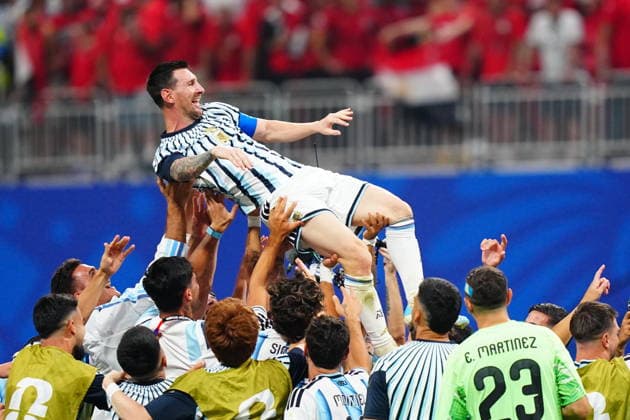 Argentina v Egypt - FIFA World Cup, WM, Weltmeisterschaft, Fussball 2026 - Round of 16 ATLANTA, USA - JULY 07: Lionel Messi (10) of Argentina is lifted by teammates as they celebrate after winning the 2026 FIFA World Cup Round of 16 match between Argentina and Egypt at Mercedes-Benz Stadium (Atlanta Stadium) in Atlanta, Georgia, United States on July 07, 2026. Evrim Aydin Anadolu Georgia United States. Editorial use only. Please get in touch for any other usage.  Copyright: x2026xAnadoluxEvrimxAydinx