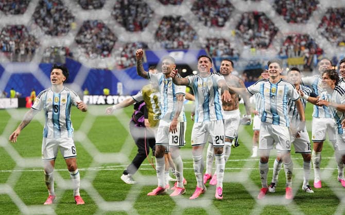 Argentina team (Argentina) celebrate during Argentina and Egypt, Round of 16 FIFA World Cup, WM, Weltmeisterschaft, Fussball 2026, Atlanta Stadium, Atlanta, United States on July 7, 2026. Thor Wegner DeFodi Images. (Photo by DeFodi Images) - *** The Argentine team celebrates during the Round of 16 match between Argentina and Egypt at the 2026 FIFA World Cup at Atlanta Stadium in Atlanta, United States, on July 7, 2026. Photo by Thor Wegner, DeFodi Images