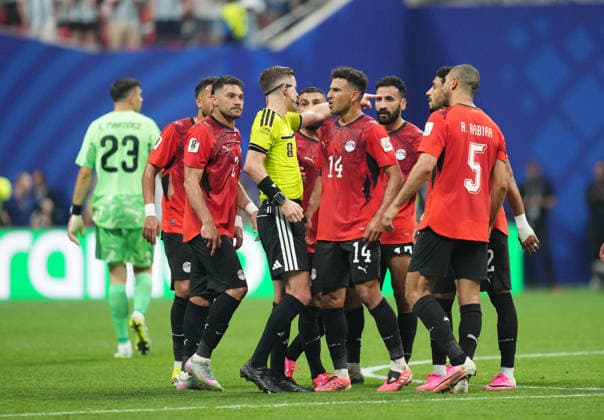 Mohamed Salah (Egypt) and Francois Letexier (France) during Argentina and Egypt, Round of 16 FIFA World Cup, WM, Weltmeisterschaft, Fussball 2026, Atlanta Stadium, Atlanta, United States on July 7, 2026. Thor Wegner DeFodi Images. (Photo by DeFodi Images) - *** Mohamed Salah of Egypt and François Letexier of France during the Argentina vs. Egypt match in the Round of 16 of the 2026 FIFA World Cup at Atlanta Stadium in Atlanta, United States, on July 7, 2026. Photo by Thor Wegner, DeFodi Images