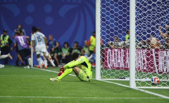 07.07.2026, Fussball Weltmeisterschaft 2026 in den USA, Achtelfinale, Argentinien - Ägypten, im Mercedes-Benz Stadium (Atlanta, GA), nach dem Kopfballtor von Enzo Fernandez (hi Argentinien) zum 3:2 sitzt Torwart Mostafa Shoubeir (Ägypten) enttäuscht am Boden. ***FIFA regulations prohibit any use of photographs as image sequences and or quasi-video. EDITORIAL USE ONLY*** *** July 7, 2026, 2026 FIFA World Cup in the U.S., Round of 16, Argentina vs. Egypt, at Mercedes-Benz Stadium in Atlanta, GA; after Enzo Fernández’s header gave Argentina a 3–2 lead, Egypt’s goalkeeper Mostafa Shoubeir sits on the ground in disappointment ***FIFA regulations prohibit any use of photographs as image sequences and or quasi-video. EDITORIAL USE ONLY***