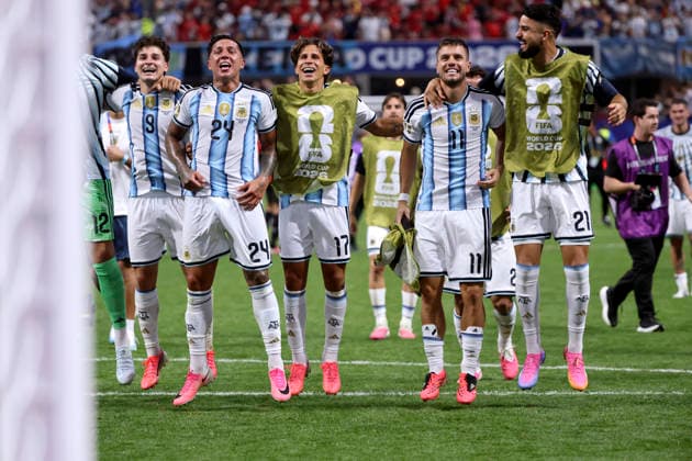 07.07.2026, Fussball Weltmeisterschaft 2026 in den USA, Achtelfinale, Argentinien - Ägypten, im Mercedes-Benz Stadium (Atlanta, GA), Schlussjubel der Argentinier, Julian Alvarez, Enzo Fernandez, Giuliano Simeone, Giovani Lo Celso, Jose Manuel Lopez (alle Argentinien) ***FIFA regulations prohibit any use of photographs as image sequences and or quasi-video. EDITORIAL USE ONLY*** *** July 7, 2026, 2026 FIFA World Cup in the U.S., Round of 16, Argentina vs. Egypt, at Mercedes-Benz Stadium in Atlanta, GA, the Argentines victory celebration, Julian Alvarez, Enzo Fernandez, Giuliano Simeone, Giovani Lo Celso, José Manuel López—all from Argentina ***FIFA regulations prohibit any use of photographs as image sequences and or quasi-video. EDITORIAL USE ONLY***