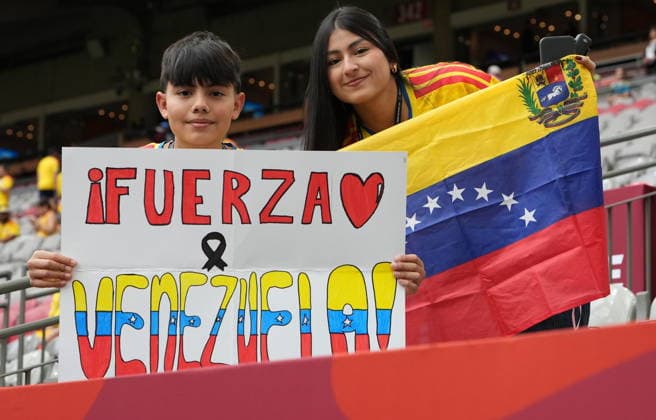 FIFA World Cup, WM, Weltmeisterschaft, Fussball 2026 - Round of 16 - Switzerland vs Colombia Supporters of Colombia pose for a photo with a message for Venezuela ahead of the FIFA World Cup 2026 Round of 16 match Switzerland against Colombia, in Vancouver, Canada, 07 July 2026. VANCOUVER Canada  Copyright: xBOBxFRIDx