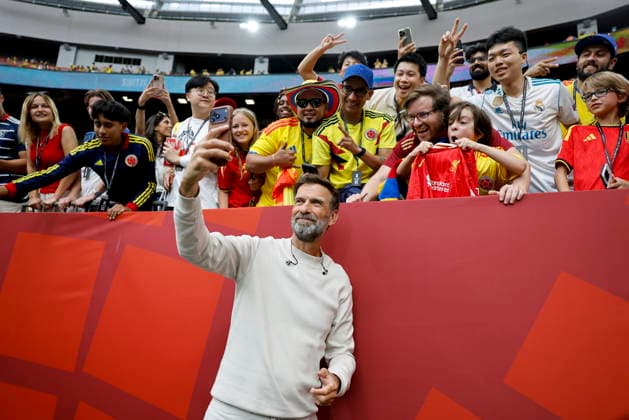 FIFA World Cup, WM, Weltmeisterschaft, Fussball 2026 - Round of 16 - Switzerland vs Colombia German TV pundit Juergen Klopp poses for a selfie with Colombia suppporters ahead of the FIFA World Cup 2026 Round of 16 match Switzerland against Colombia, in Vancouver, Canada, 07 July 2026. VANCOUVER Canada  Copyright: xPETERxKLAUNZERx