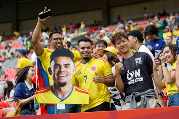 FIFA World Cup, WM, Weltmeisterschaft, Fussball 2026 - Round of 16 - Switzerland vs Colombia Supporters of Colombia pose for a photo ahead of the FIFA World Cup 2026 Round of 16 match Switzerland against Colombia, in Vancouver, Canada, 07 July 2026. VANCOUVER Canada  Copyright: xPETERxKLAUNZERx