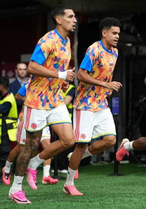FIFA World Cup, WM, Weltmeisterschaft, Fussball 2026 - Round of 16 - Switzerland vs Colombia Daniel Munoz (L) and Luis Diaz of Colombia enter the pitch for warm-up ahead of the FIFA World Cup 2026 Round of 16 match Switzerland against Colombia, in Vancouver, Canada, 07 July 2026. VANCOUVER Canada  Copyright: xBOBxFRIDx