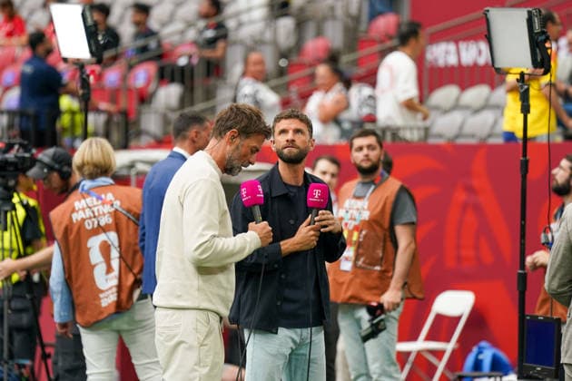 Kanada: Fußball FIFA World Cup, WM, Weltmeisterschaft, Fussball 2026, Achtelfinale - Schweiz vs Kolumbien - BC Place, Vancouver: Thomas Müller, TV-Fußballexperte bei MagentaTV und Jürgen Klopp, TV-Fußballexperte bei MagentaTV *** Canada Soccer, 2026 FIFA World Cup, Round of 16: Switzerland vs. Colombia at BC Place, Vancouver; Thomas Müller, soccer analyst on MagentaTV, and Jürgen Klopp, soccer analyst on MagentaTV Copyright: xJOERANxSTEINSIEKx