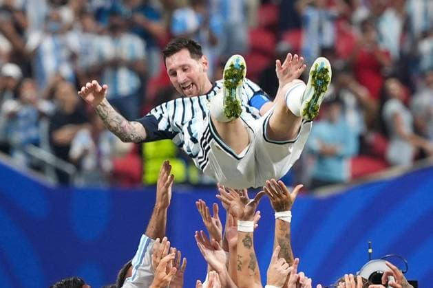 Lionel Messi of Argentina is given the bumps as Argentina celebrate at the final whistle Argentina v Egypt, 2026 FIFA World Cup, WM, Weltmeisterschaft, Fussball Group of 16, Football, Atlanta Stadium, Atlanta, Georgia, USA - 07 Jul 2026Atlanta Mercedes-Benz Stadium Georgia (GA) United States of America  Copyright: xIsmaelxAdnan Shutterstockx 16981208gp