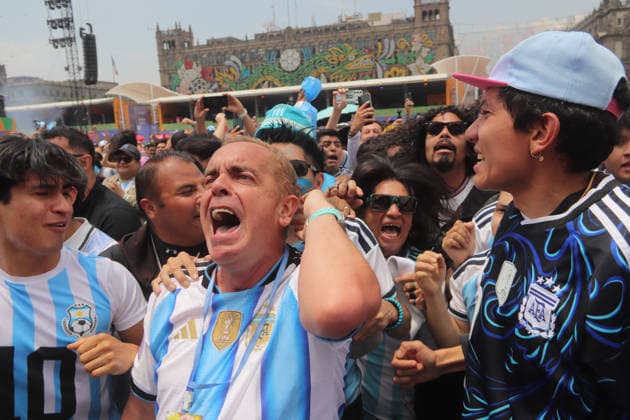 Argentina v Egypt FIFA Fan Fest - FIFA World Cup, WM, Weltmeisterschaft, Fussball 2026 An Argentinian national team, Nationalteam fan reacts while watching the FIFA World Cup 2026 round of 16 match between Argentina and Egypt on a giant screen at FIFA World Cup 2026 Fan Festival. on July 7, 2026, in Mexico City, Mexico. (Photo by Carlos Santiago Eyepix Group) Copyright: xCarlosxSantiago xEyepixxGroupx CS_07072026_191769