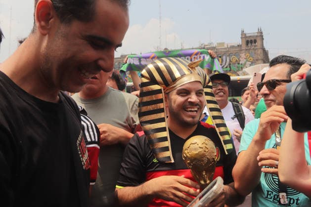 Argentina v Egypt FIFA Fan Fest - FIFA World Cup, WM, Weltmeisterschaft, Fussball 2026 An Egyptian national team, Nationalteam fan wears an Egyptian pharaoh s headdress while watching the FIFA World Cup 2026 round of 16 match between Argentina and Egypt on a giant screen at FIFA World Cup 2026 Fan Festival. on July 7, 2026, in Mexico City, Mexico. (Photo by Carlos Santiago Eyepix Group) Copyright: xCarlosxSantiago xEyepixxGroupx CS_07072026_191774