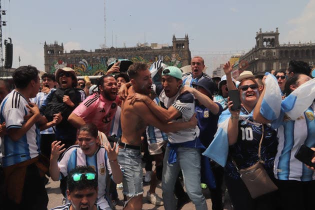 Argentina v Egypt FIFA Fan Fest - FIFA World Cup, WM, Weltmeisterschaft, Fussball 2026 Argentinian national team, Nationalteam fans celebrate a scoring of Argentina national team while watching the FIFA World Cup 2026 round of 16 match between Argentina and Egypt on a giant screen at FIFA World Cup 2026 Fan Festival. on July 7, 2026, in Mexico City, Mexico. (Photo by Carlos Santiago Eyepix Group) Copyright: xCarlosxSantiago xEyepixxGroupx CS_07072026_191789