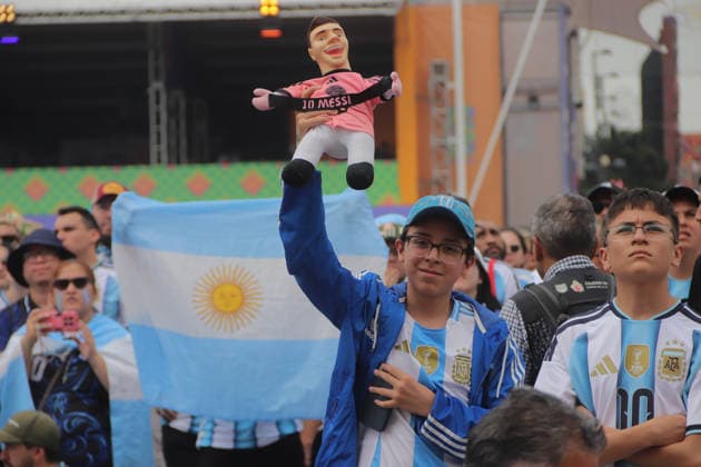 Argentina v Egypt FIFA Fan Fest - FIFA World Cup, WM, Weltmeisterschaft, Fussball 2026 An Argentinian national team, Nationalteam fan lifts a Lionel Messi toy while watching the FIFA World Cup 2026 round of 16 match between Argentina and Egypt on a giant screen at FIFA World Cup 2026 Fan Festival. on July 7, 2026, in Mexico City, Mexico. (Photo by Carlos Santiago Eyepix Group) Copyright: xCarlosxSantiago xEyepixxGroupx CS_07072026_191796