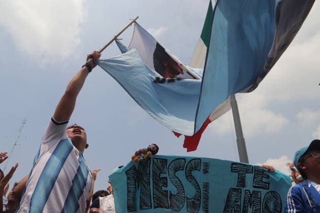 Argentina v Egypt FIFA Fan Fest - FIFA World Cup, WM, Weltmeisterschaft, Fussball 2026 An Argentinian national team, Nationalteam fan waves a Lionel Messi flag while watching the FIFA World Cup 2026 round of 16 match between Argentina and Egypt on a giant screen at FIFA World Cup 2026 Fan Festival. on July 7, 2026, in Mexico City, Mexico. (Photo by Carlos Santiago Eyepix Group) Copyright: xCarlosxSantiago xEyepixxGroupx CS_07072026_191809