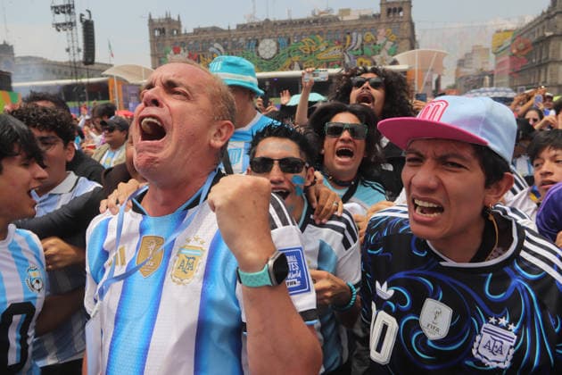 Argentina v Egypt FIFA Fan Fest - FIFA World Cup, WM, Weltmeisterschaft, Fussball 2026 An Argentinian national team, Nationalteam fan reacts while watching the FIFA World Cup 2026 round of 16 match between Argentina and Egypt on a giant screen at FIFA World Cup 2026 Fan Festival. on July 7, 2026, in Mexico City, Mexico. (Photo by Carlos Santiago Eyepix Group) Copyright: xCarlosxSantiago xEyepixxGroupx CS_07072026_191778
